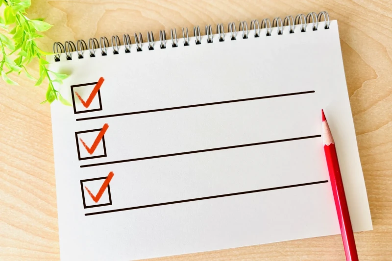 チェックリストが書かれた紙と鉛筆