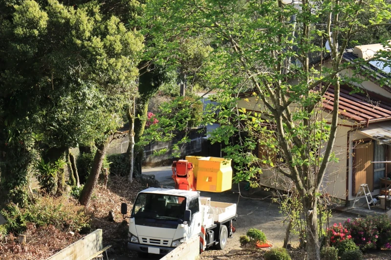 庭に高所作業車が停車している様子