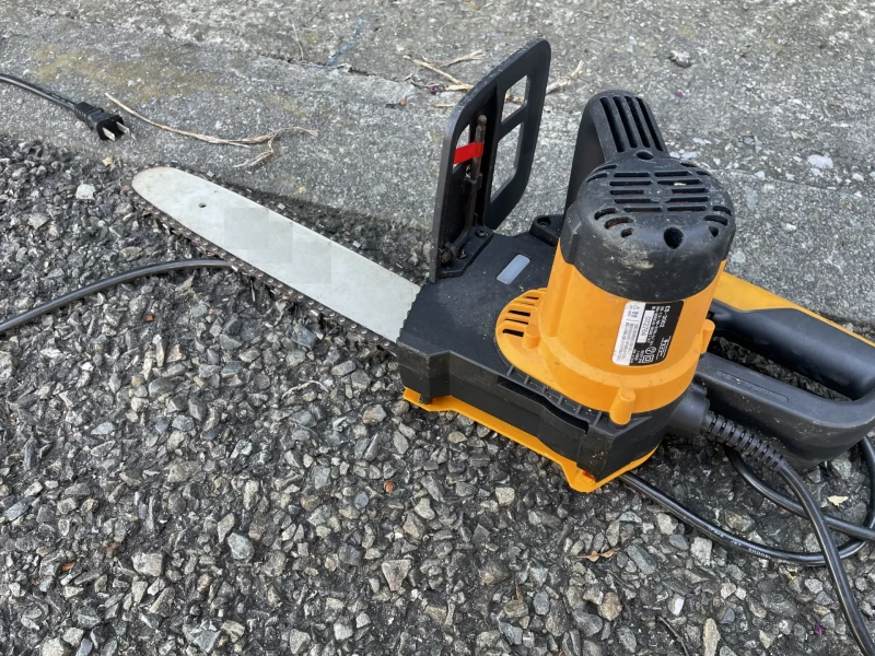 道路に置かれたチェンんそーの画像